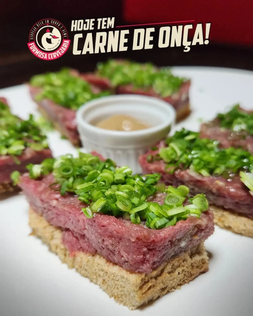 Às sextas e sábados, esse clássico curitibano entra no cardápio do Formosa Pub. Bem temperada, servida sobre a broa e com aquela personalidade que pede um chope acompanhando. A primeira garfada chama o primeiro gole. Depois, deixa acontecer. 🥩 😏🍺 Abriremos às 17h30. Rua Ponta Grossa 2080 Centro Francisco Beltrão PR 👉 Informações no whats 46 99103-7545 #formosapub #gastronomiafb #barzinhofb #franciscobeltrao #calendariodeeventosfb